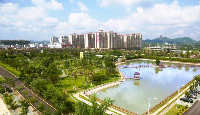 图为绿意盎然的城西公园